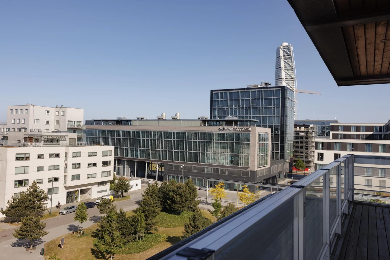 Vy över moderna byggnader med Turning Torso i bakgrunden, sett från en balkong.