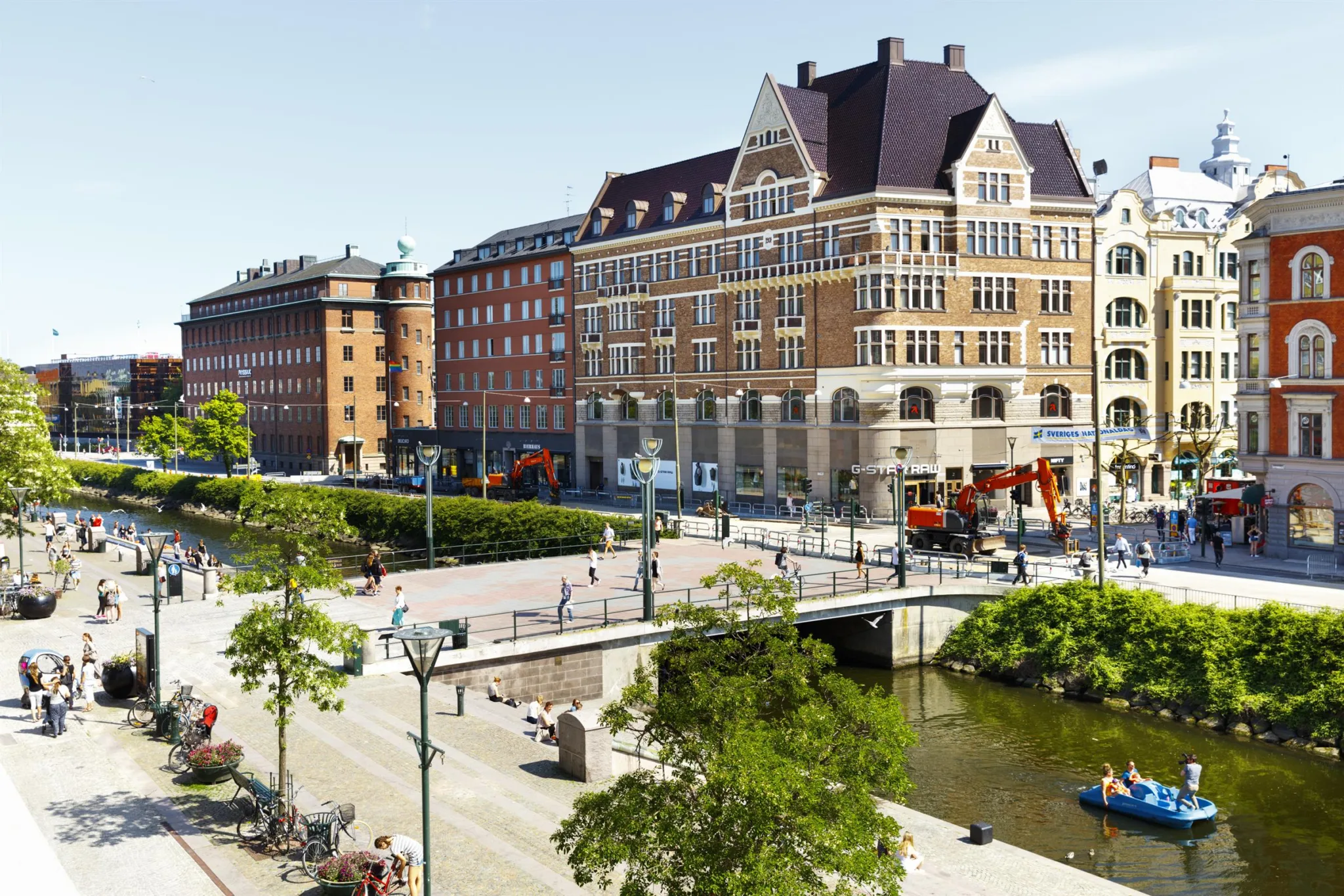 En stadsmiljö med en bro över en kanal och omgivande byggnader.