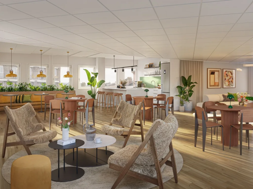 5. En inredd lounge med bekväma fåtöljer, bord, gröna växter och stora fönster.