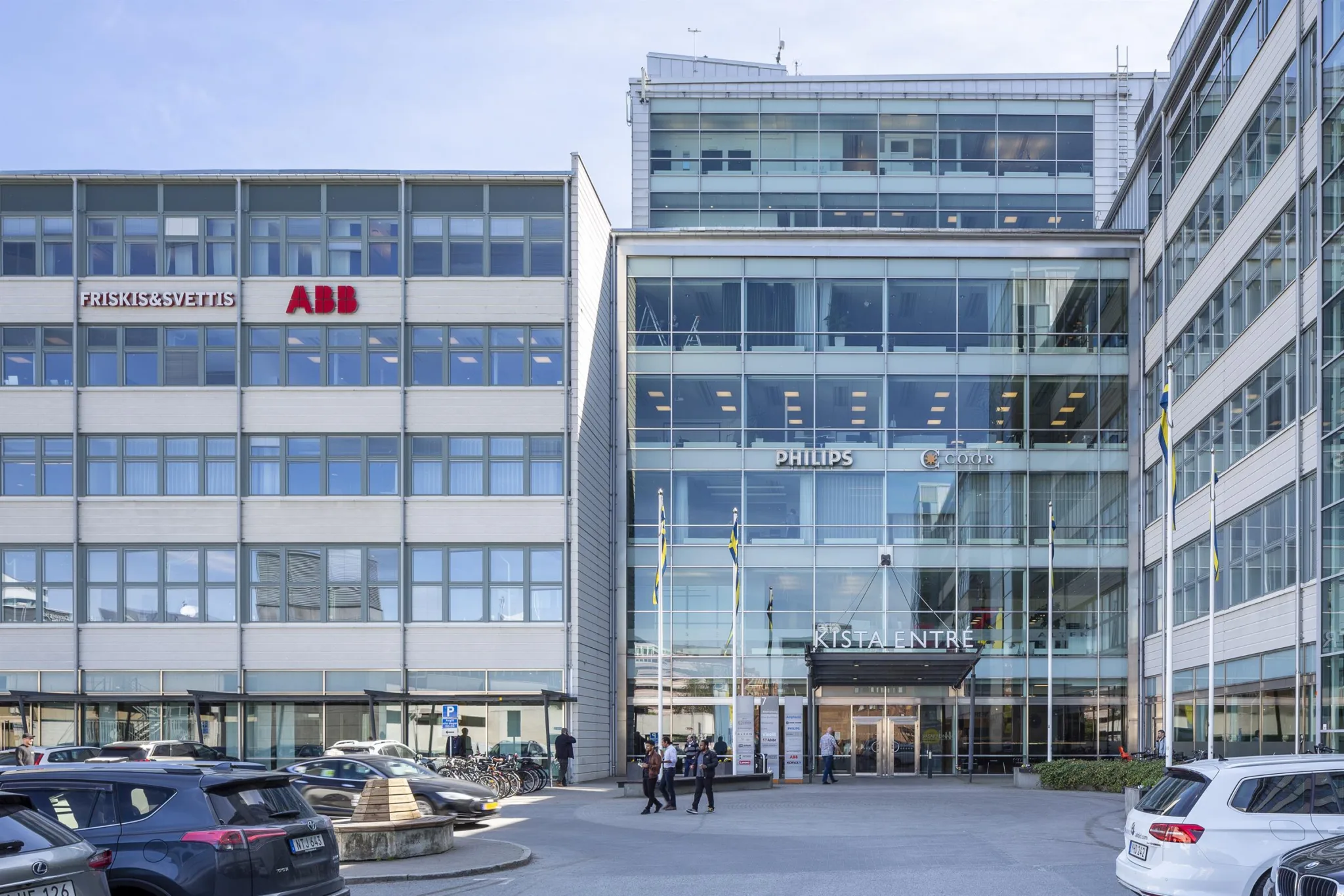 2. Modern kontorsbyggnad med glasfasad och ABB-logga på en intilliggande byggnad.