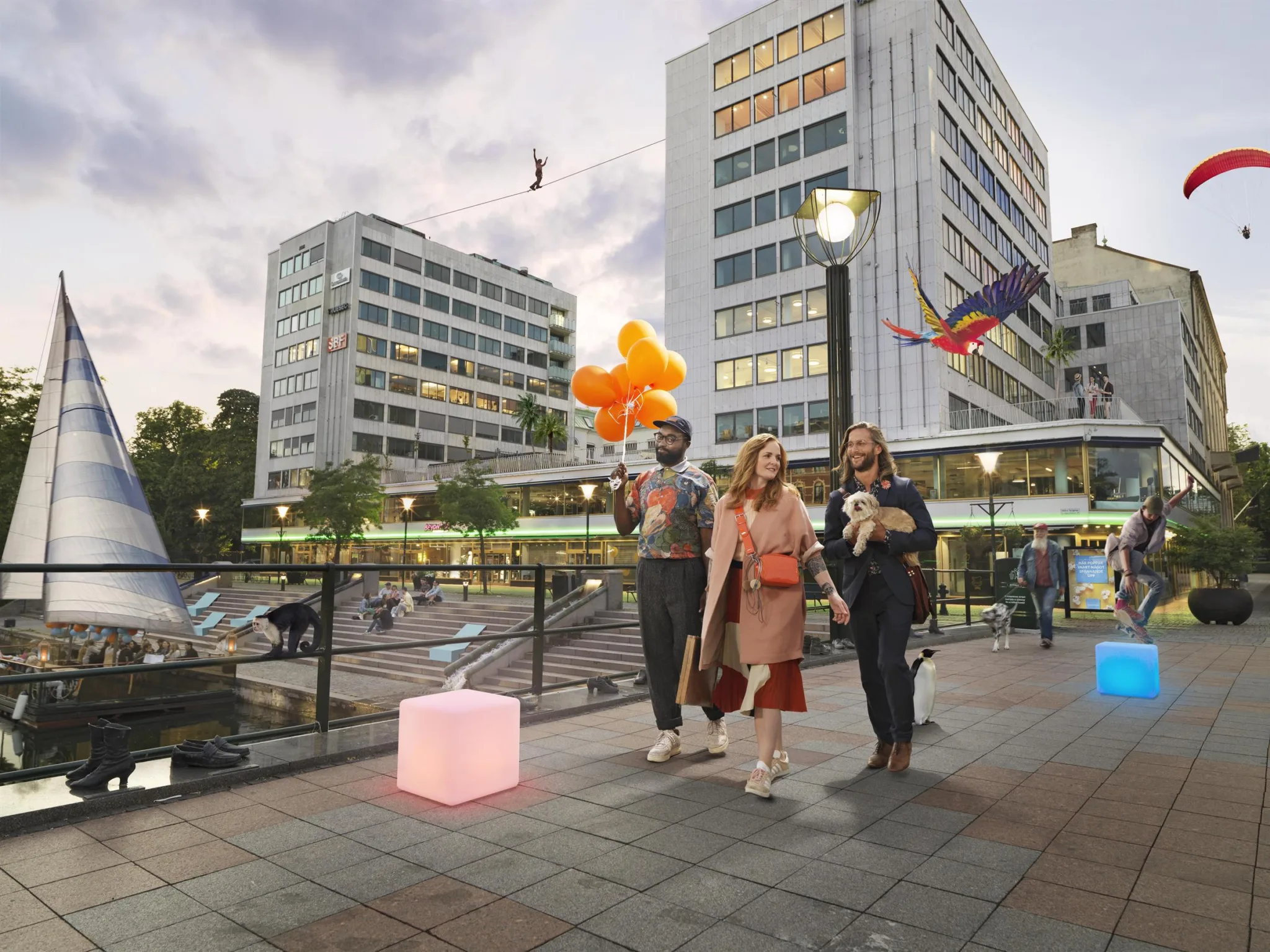 En stadsmiljö med tre personer som promenerar, en av dem håller orangea ballonger, och höga byggnader i bakgrunden.