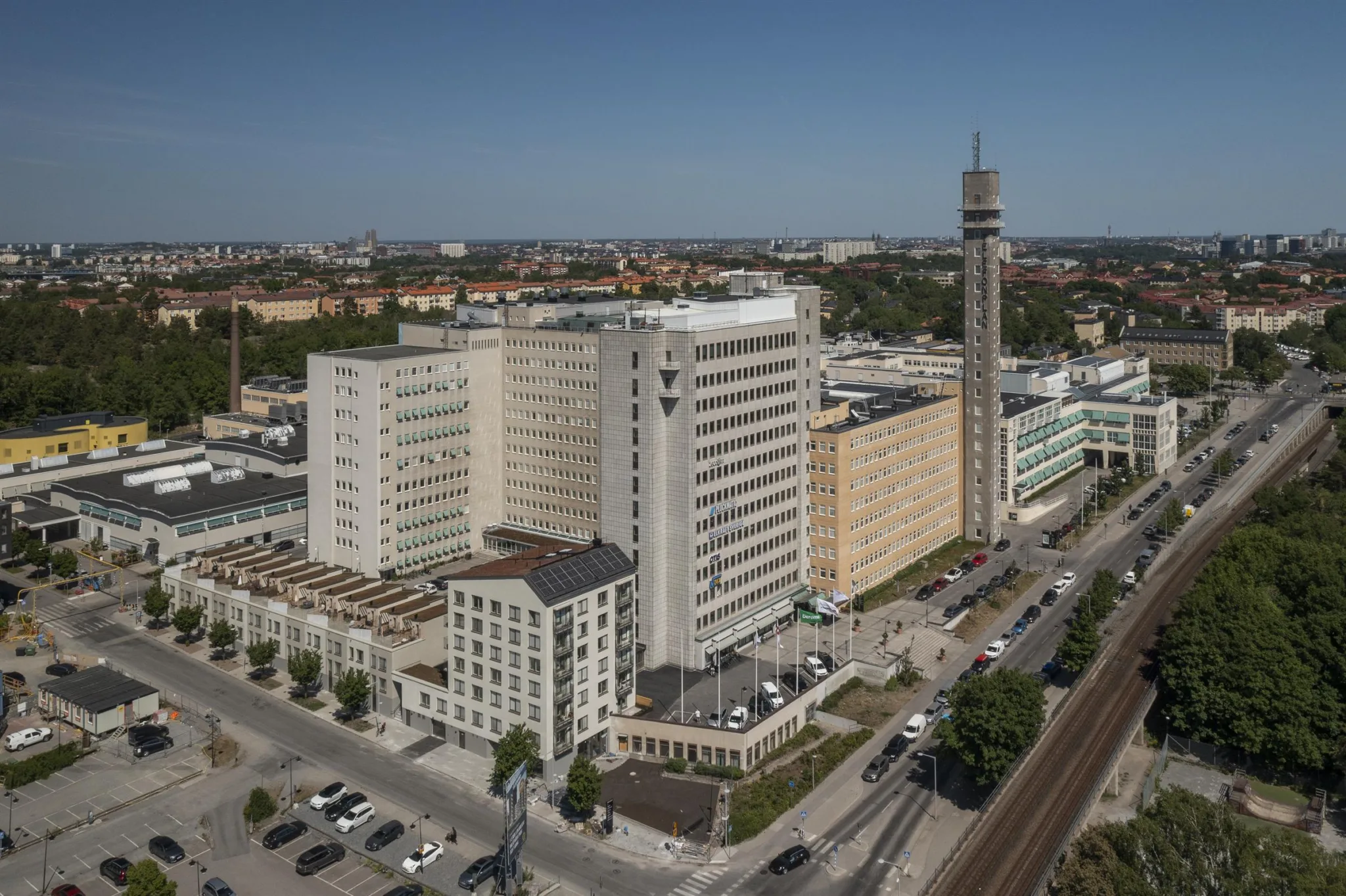 5. En stadsbild med höga byggnader, inklusive en tornliknande struktur, och gator med trafik runtom.