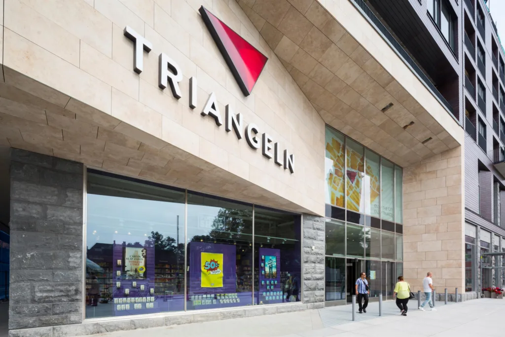 Entrén till köpcentret Triangeln med texten "TRIANGELN" och en röd triangel ovanför bokstäverna.