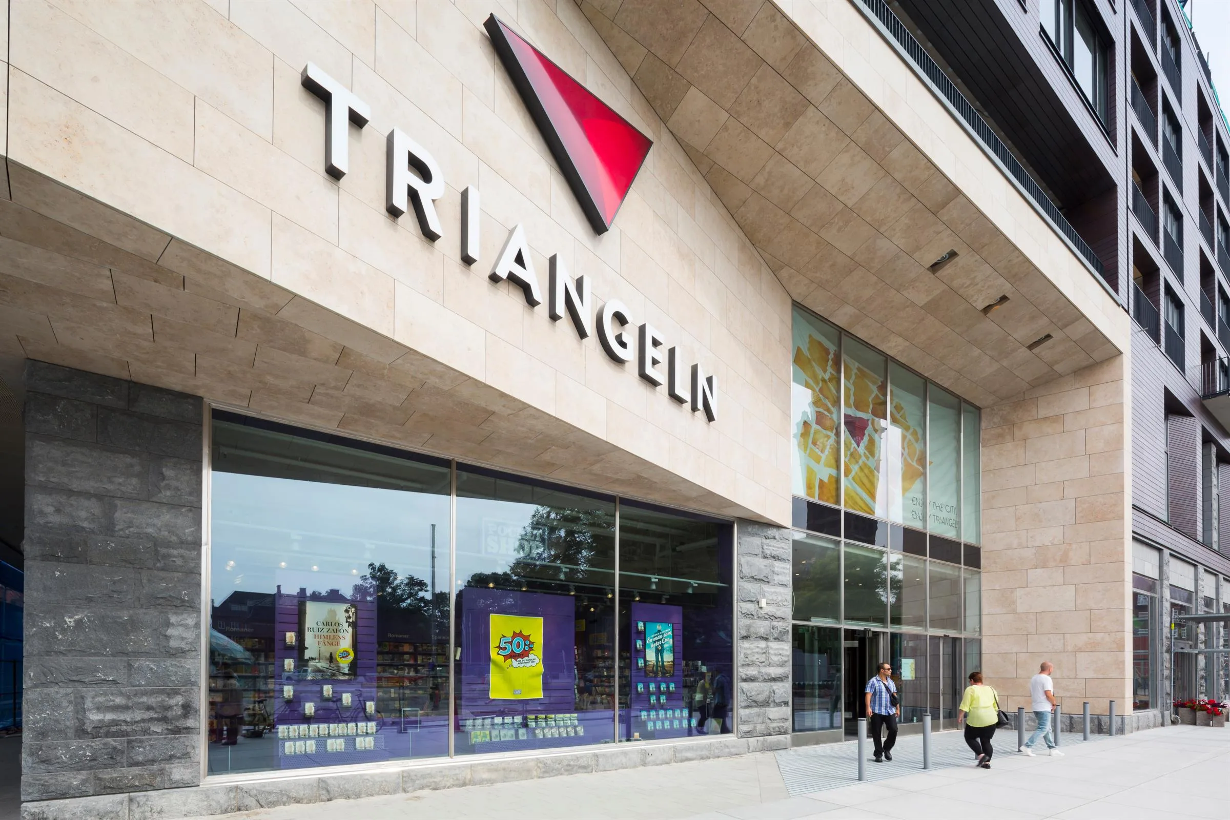 Entrén till köpcentret Triangeln med texten "TRIANGELN" och en röd triangel ovanför bokstäverna.