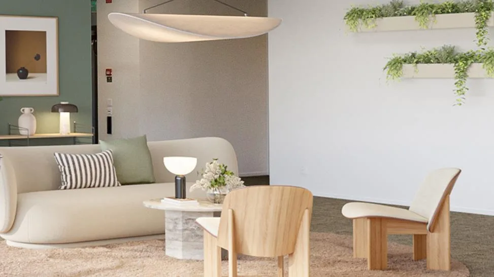 4. Ett modernt vardagsrum med en ljus soffa, trämöbler, en bordslampa och växter.