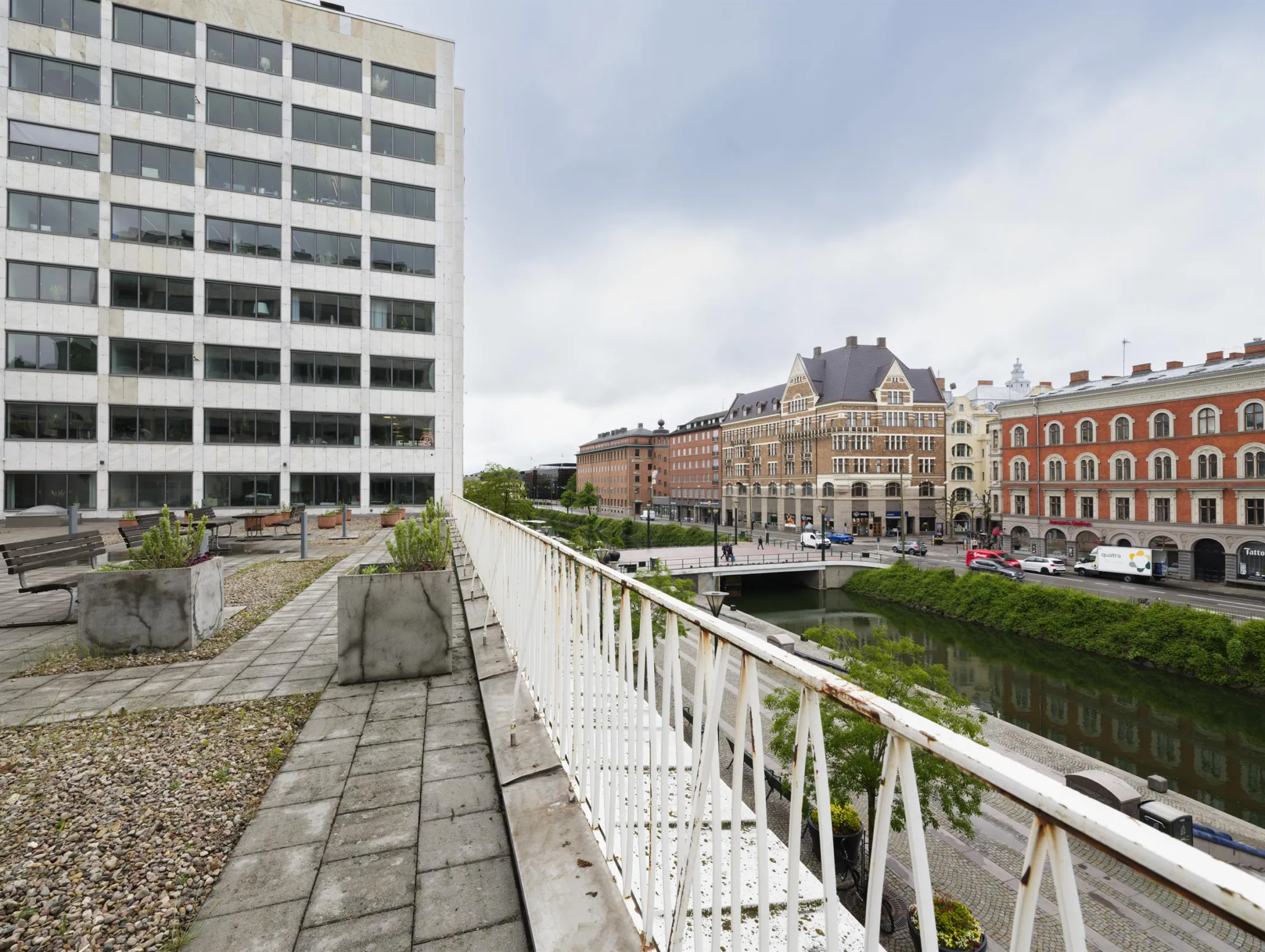 5. En takterrass med utsikt över en kanal, stadshus och omgivande byggnader.